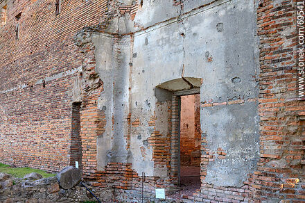 Pared y entradas de la iglesia jesuítica de la Calera de las Huérfanas - Departamento de Colonia - URUGUAY. Foto No. 69541