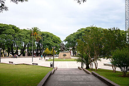 Plaza - Departamento de Colonia - URUGUAY. Foto No. 69586