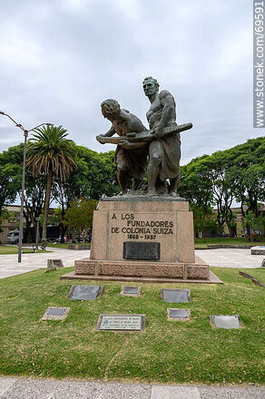Plaza. A los fundadores de Colonia Suiza - Departamento de Colonia - URUGUAY. Foto No. 69591