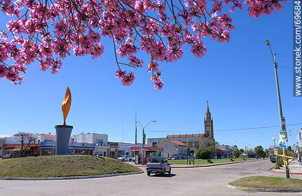 Cerezo en flor, el Árbol del Triunfo y la iglesia Santa Isabel - Departamento de Tacuarembó - URUGUAY. Foto No. 69684