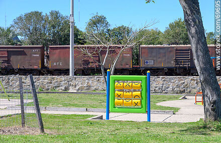 Parque infantil y vagones de carga de AFE - Departamento de Tacuarembó - URUGUAY. Foto No. 69695