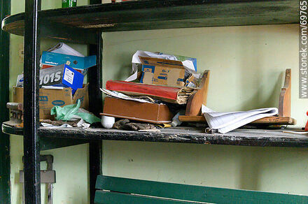 Florida Railroad Station. Shelf with paper and waste - Department of Florida - URUGUAY. Photo #69765