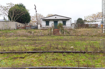 House in front of the train tracks - Department of Florida - URUGUAY. Photo #69796