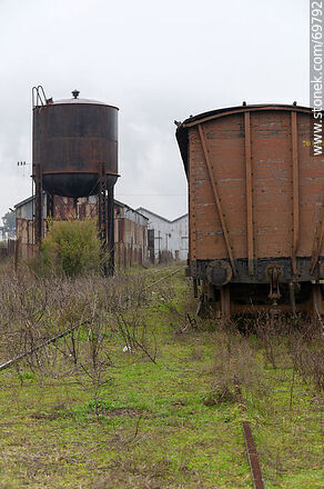 Antiguo vagón de carga y tanque de agua - Departamento de Florida - URUGUAY. Foto No. 69792