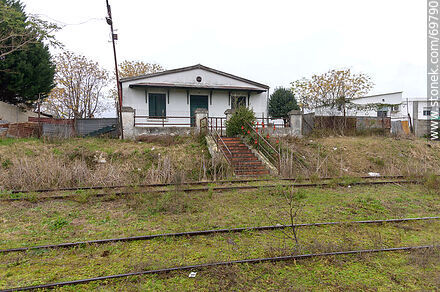 House in front of the train tracks - Department of Florida - URUGUAY. Photo #69790