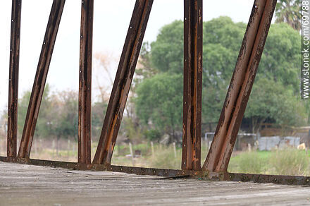 Antiguo vagón de carga sin paredes - Departamento de Florida - URUGUAY. Foto No. 69788