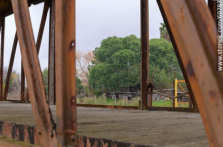 Antiguo vagón de carga sin paredes - Departamento de Florida - URUGUAY. Foto No. 69787