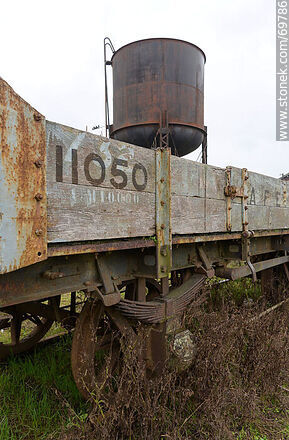 Antiguo vagón de carga de hierro y madera - Departamento de Florida - URUGUAY. Foto No. 69786