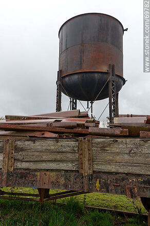 Tanque de agua de hierro - Departamento de Florida - URUGUAY. Foto No. 69782