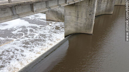 Salto de agua de la represa de Paso Severino - Departamento de Florida - URUGUAY. Foto No. 69897