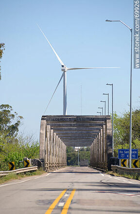Puente en ruta 7 sobre el río Santa Lucía y molinos de energía eólica - Departamento de Florida - URUGUAY. Foto No. 69926