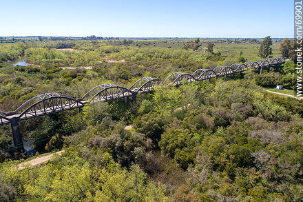 Vista aérea del puente de la ruta 7 sobre el río Santa Lucía - Departamento de Florida - URUGUAY. Foto No. 69901