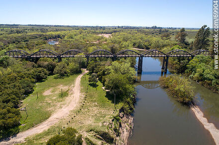 Vista aérea del puente de la ruta 7 sobre el río Santa Lucía - Departamento de Florida - URUGUAY. Foto No. 69904