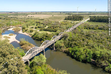 Vista aérea del puente de la ruta 7 sobre el río Santa Lucía - Departamento de Florida - URUGUAY. Foto No. 69919