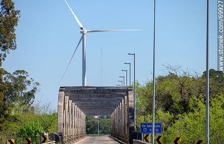Puente en ruta 7 sobre el río Santa Lucía y molinos de energía eólica - Departamento de Florida - URUGUAY. Foto No. 69927
