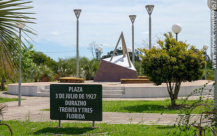 Plaza 3 de Julio de 1927.  Cartel que evoca que la ciudad tiene territorio en tres departamentos - Departamento de Florida - URUGUAY. Foto No. 69957