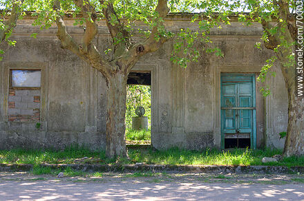 Abandoned house with a well in the background - Department of Florida - URUGUAY. Photo #70003