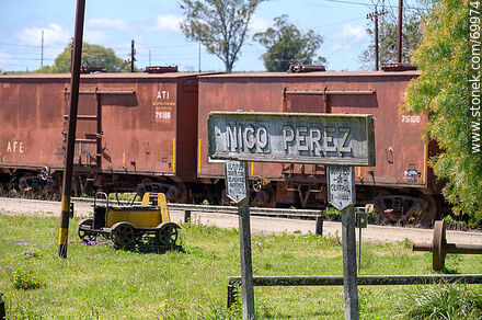 Estación de ferrocarril de Nico Pérez. Cartel de la estación - Departamento de Florida - URUGUAY. Foto No. 69974