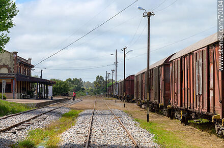 Antiguos vagones de carga de AFE y la estación - Departamento de Treinta y Tres - URUGUAY. Foto No. 70104