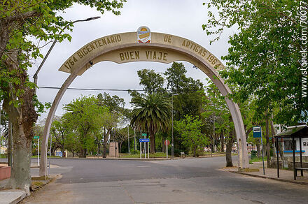Arco de bienvenida. Calle Manuel Meléndez - Departamento de Treinta y Tres - URUGUAY. Foto No. 70077