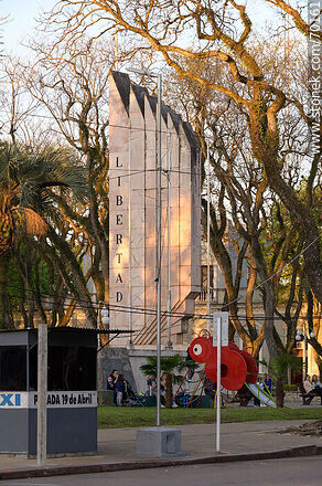 Monumento a la libertad en la plaza 19 de Abril - Departamento de Treinta y Tres - URUGUAY. Foto No. 70161