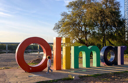 Cartel de letras de Olimar frente al río del mismo nombre - Departamento de Treinta y Tres - URUGUAY. Foto No. 70163