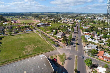 Vista aérea  del Bulevar A. Saravia y una cancha de fútbol - Departamento de Treinta y Tres - URUGUAY. Foto No. 70179