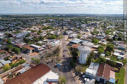 Vista aérea del obelisco, iglesia y tanque de agua - Departamento de Treinta y Tres - URUGUAY. Foto No. 70172