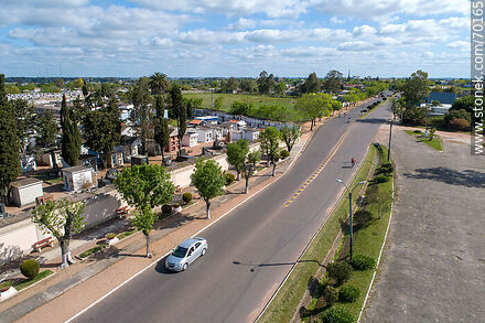 Vista aérea del Bulevar Aparicio Saravia frente al cementerio - Departamento de Treinta y Tres - URUGUAY. Foto No. 70165