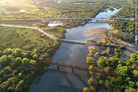 Vista aérea de los puentes carretero y ferroviario sobre el río Olimar Chico - Departamento de Treinta y Tres - URUGUAY. Foto No. 70218