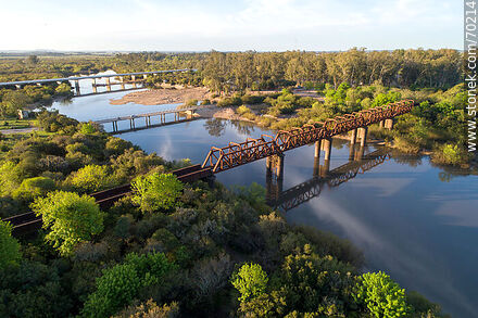 Vista aérea de los puentes carretero y ferroviario sobre el río Olimar Chico - Departamento de Treinta y Tres - URUGUAY. Foto No. 70214