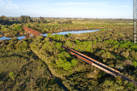 Vista aérea del puente ferroviario sobre el río Olimar Chico - Departamento de Treinta y Tres - URUGUAY. Foto No. 70210