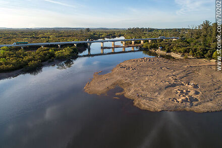 Vista aérea del puente en ruta 8 sobre el río Olimar Chico - Departamento de Treinta y Tres - URUGUAY. Foto No. 70202