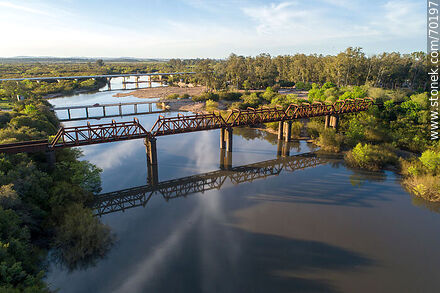 Vista aérea de los puentes carretero y ferroviario sobre el río Olimar Chico - Departamento de Treinta y Tres - URUGUAY. Foto No. 70197