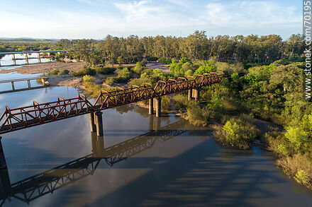 Vista aérea de los puentes carretero y ferroviario sobre el río Olimar Chico - Departamento de Treinta y Tres - URUGUAY. Foto No. 70195