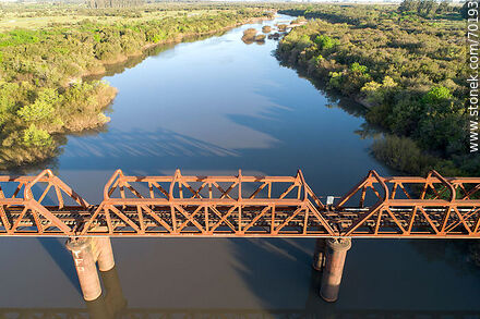 Vista aérea del puente ferroviario sobre el río Olimar Chico - Departamento de Treinta y Tres - URUGUAY. Foto No. 70193