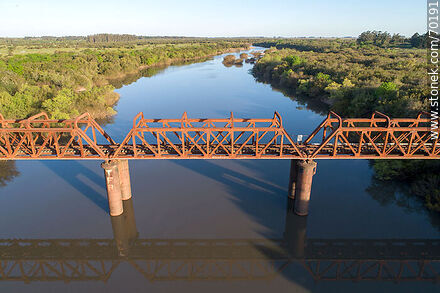 Vista aérea del puente ferroviario sobre el río Olimar Chico - Departamento de Treinta y Tres - URUGUAY. Foto No. 70191