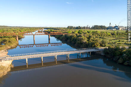 Vista aérea de los puentes carretero y ferroviario sobre el río Olimar Chico - Departamento de Treinta y Tres - URUGUAY. Foto No. 70188