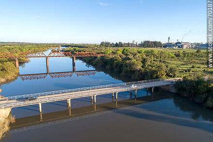 Vista aérea de los puentes carretero y ferroviario sobre el río Olimar Chico - Departamento de Treinta y Tres - URUGUAY. Foto No. 70187