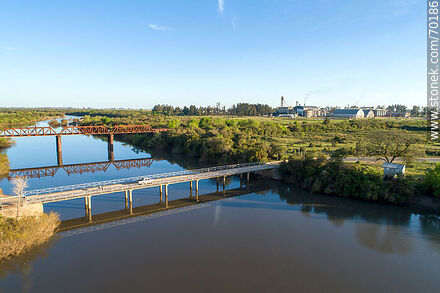 Vista aérea de los puentes carretero y ferroviario sobre el río Olimar Chico - Departamento de Treinta y Tres - URUGUAY. Foto No. 70186