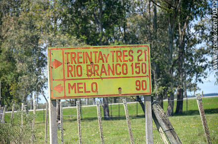 Distance indicator sign on route 8 - Department of Treinta y Tres - URUGUAY. Photo #70279
