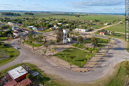 Vista aérea de la plaza Roma de Pirarajá - Departamento de Lavalleja - URUGUAY. Foto No. 70326