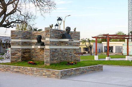 Main square. Busts of heroes, Artigas and Oribe - Lavalleja - URUGUAY. Photo #70379