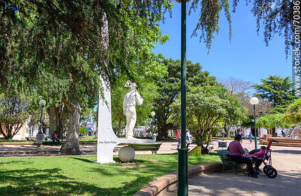 Plaza de Tala. Al Labrador de José Pedro Morra - Departamento de Canelones - URUGUAY. Foto No. 70386