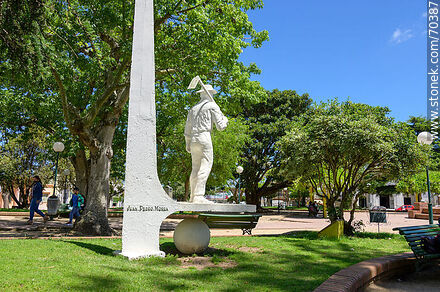 Plaza de Tala. Al Labrador de José Pedro Morra - Departamento de Canelones - URUGUAY. Foto No. 70387