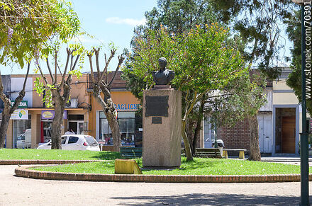 Plaza de Tala. Busto del General Conrado Villegas - Departamento de Canelones - URUGUAY. Foto No. 70391