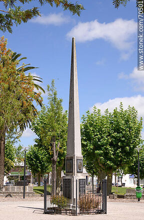Maria Vera Square. Obelisk - Department of Canelones - URUGUAY. Photo #70501
