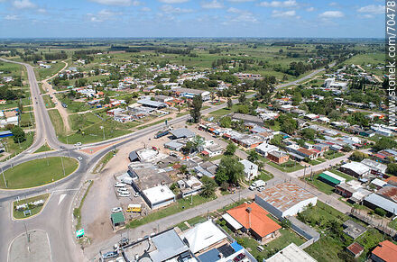 Vista aérea de la rotonda del cruce de las rutas 7 y 11 - Departamento de Canelones - URUGUAY. Foto No. 70478
