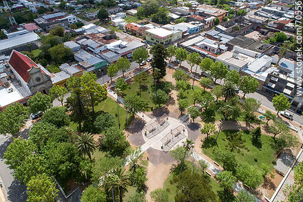 Vista aérea de la plaza Tomás Berreta y el pueblo - Departamento de Canelones - URUGUAY. Foto No. 70556