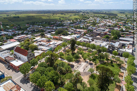 Vista aérea de la plaza Tomás Berreta y el pueblo - Departamento de Canelones - URUGUAY. Foto No. 70557